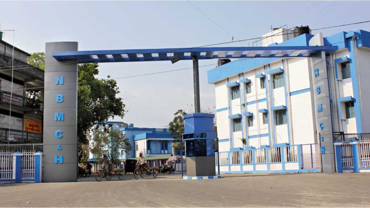 North Bengal Medical: 'অনৈতিকভাবে নেওয়া হচ্ছে টাকা', ফের অধ্যক্ষকে ঘেরাও করে বিক্ষোভ উত্তরবঙ্গ মেডিক্যালে North Bengal Medical: 'অনৈতিকভাবে নেওয়া হচ্ছে টাকা', ফের অধ্যক্ষকে ঘেরাও করে বিক্ষোভ উত্তরবঙ্গ মেডিক্যালে