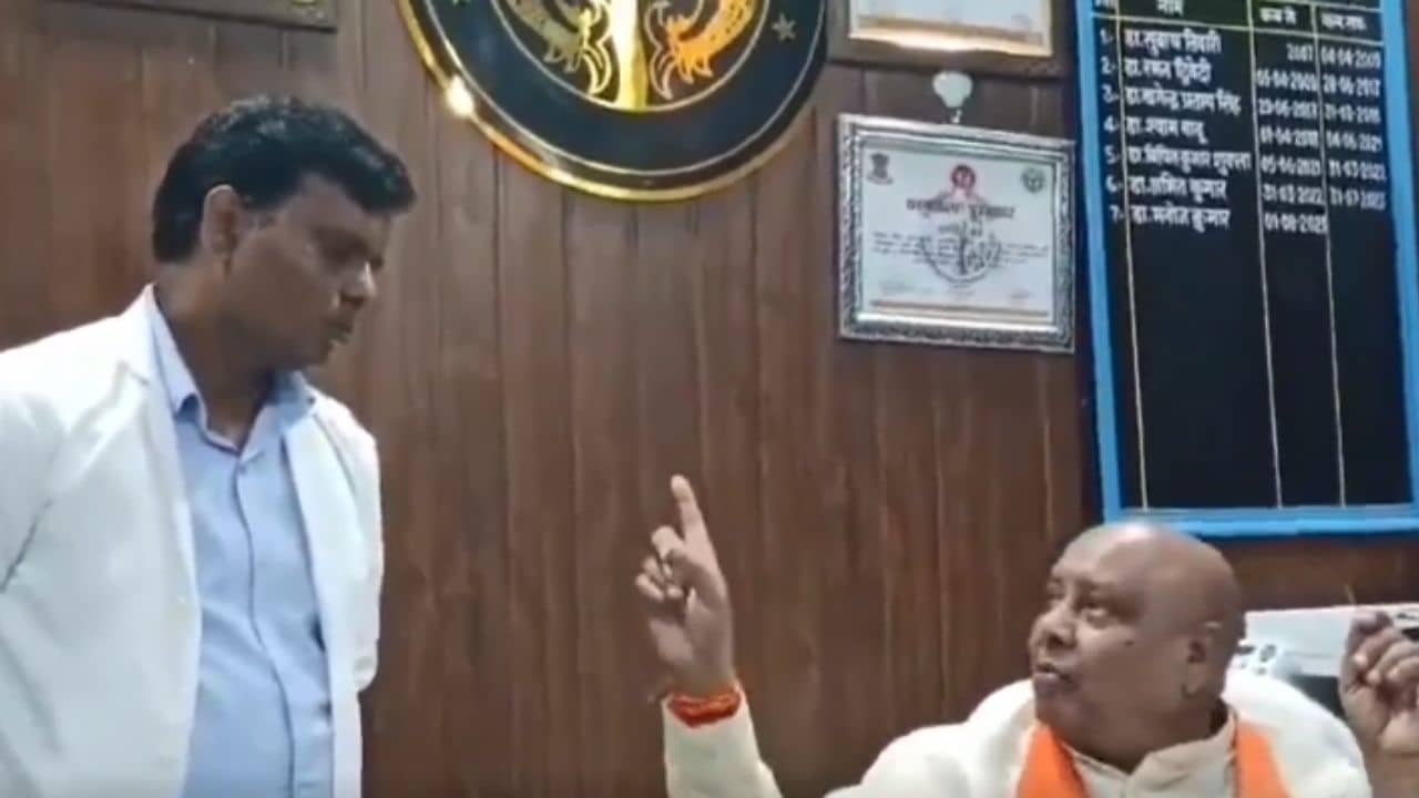 VIDEO: গরিবকে ঠকানোর সাহস হয় কীভাবে?, ১ টাকা বেশি নেওয়ায় চাকরি খোয়ালেন সরকারি কর্মী!