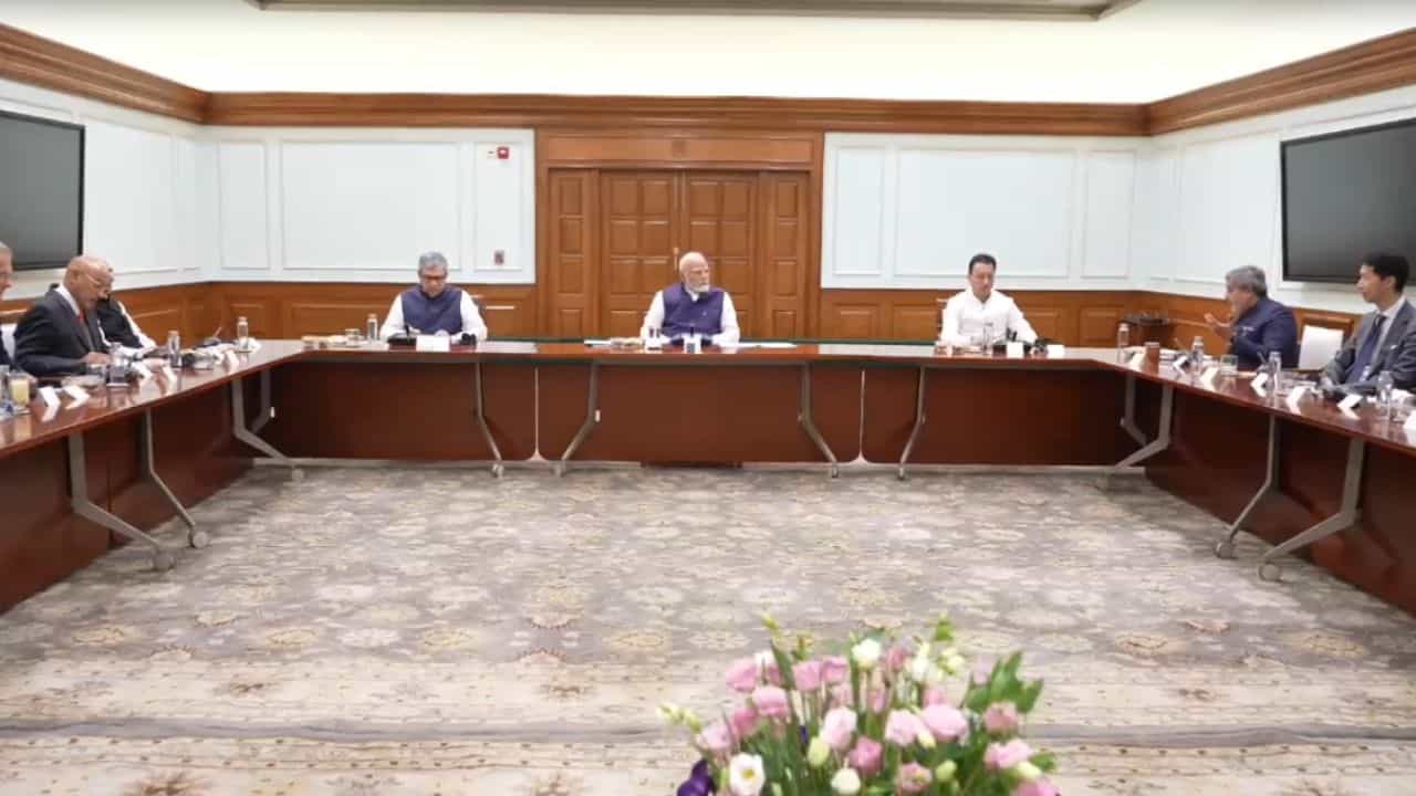 PM Narendra Modi: সেমিকন ইন্ডিয়ার উদ্বোধনের আগে বৈঠকে মোদী PM Narendra Modi: সেমিকন ইন্ডিয়ার উদ্বোধনের আগে বৈঠকে মোদী
