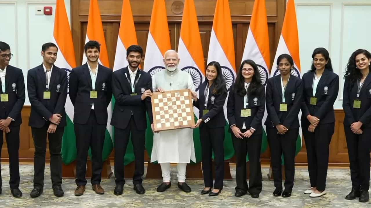 PM Modi: প্রধানমন্ত্রীর বাসভবনে চেস চ্যাম্পিয়নরা, দাবাও খেললেন মোদী PM Modi: প্রধানমন্ত্রীর বাসভবনে চেস চ্যাম্পিয়নরা, দাবাও খেললেন মোদী