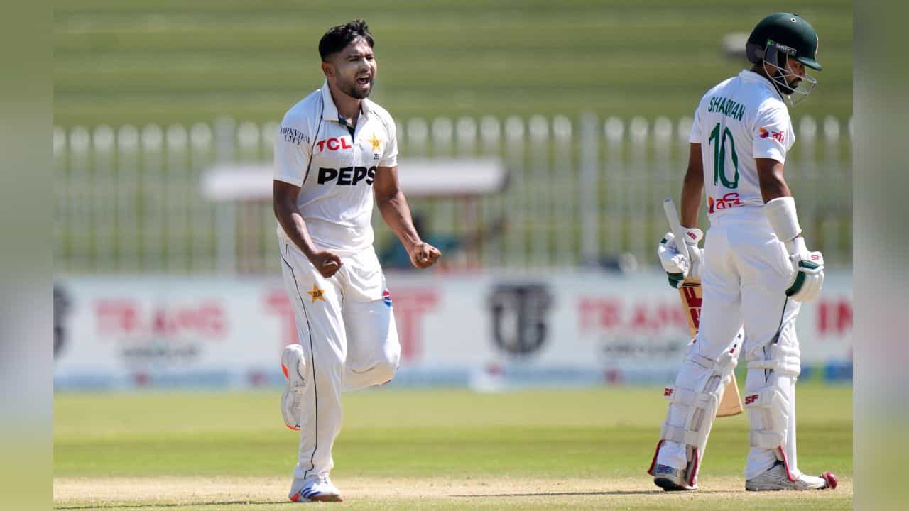 Pakistan Cricket: ৫ বলে ৩ উইকেট! নাসিমের 'বদলি' খুরমের ক্ষুরধার স্পেল Pakistan Cricket: ৫ বলে ৩ উইকেট! নাসিমের 'বদলি' খুরমের ক্ষুরধার স্পেল