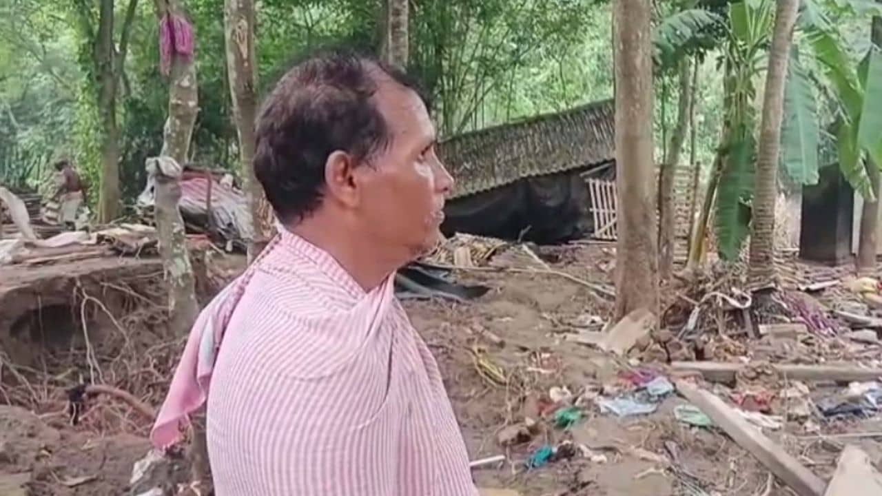 Daspur: বাঁধ ভাঙল কংসাবতীর, জলে তলিয়ে গেল বসত বাড়ি