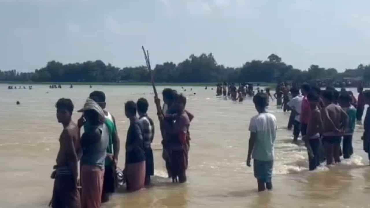 Keshpur: বন্যার জল দেখতে গিয়ে তলিয়ে গেল ১০ বছরের নাবালক Keshpur: বন্যার জল দেখতে গিয়ে তলিয়ে গেল ১০ বছরের নাবালক