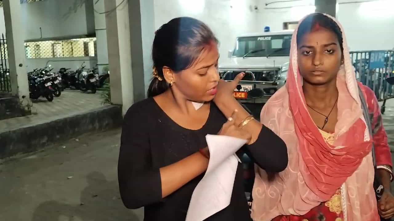 Belgharia: গালিগালাজের প্রতিবাদ করায় মহিলাকে কোপ, ঘটনার পর থেকেই খোঁজ মিলছে না অভিযুক্ত দুই ভাইয়ের Belgharia: গালিগালাজের প্রতিবাদ করায় মহিলাকে কোপ, ঘটনার পর থেকেই খোঁজ মিলছে না অভিযুক্ত দুই ভাইয়ের