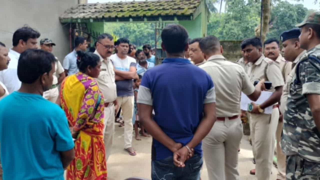 hooghly: বৌদিকে কুপিয়ে 'খুন' করল দেওর, তারপর জানতে চাইল 'কেমন আছো?' hooghly: বৌদিকে কুপিয়ে 'খুন' করল দেওর, তারপর জানতে চাইল 'কেমন আছো?'