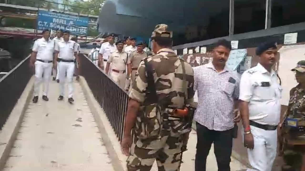 Police Commissioner in RG Kar: নতুন পদে বসেই তৃতীয়বার, আচমকা আরজি করে কীসের খোঁজে গেলেন পুলিশ কমিশনার? Police Commissioner in RG Kar: নতুন পদে বসেই তৃতীয়বার, আচমকা আরজি করে কীসের খোঁজে গেলেন পুলিশ কমিশনার?