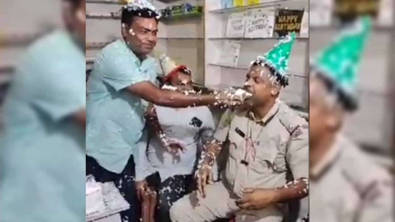 Police in Controversy: উর্দি পরে তৃণমূল নেতার জন্মদিনের সেলিব্রেশনে পুলিশের ‘বড়’ কর্তা, চাঁচাছোলা আক্রমণে কংগ্রেস-বিজেপি Police in Controversy: উর্দি পরে তৃণমূল নেতার জন্মদিনের সেলিব্রেশনে পুলিশের ‘বড়’ কর্তা, চাঁচাছোলা আক্রমণে কংগ্রেস-বিজেপি