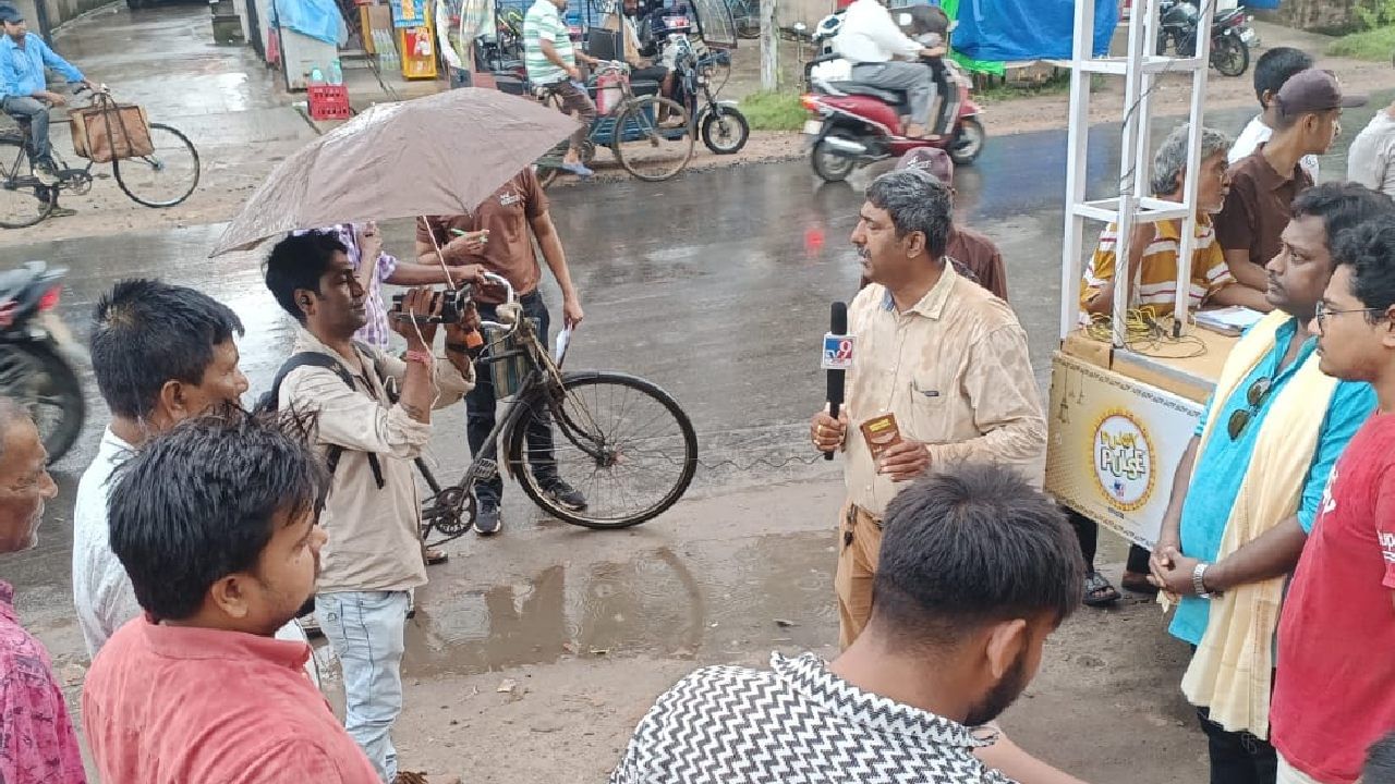 এবার তো আবার একেবারে নতুন ইমলি স্বাদের পালস এসে গিয়েছে বাজারে। ঝড় তুলেছে দোকানে দোকানে। আগের নোনতা স্বাদের পাশাপাশি এবার মুখে দিলেই তেঁতুল। 