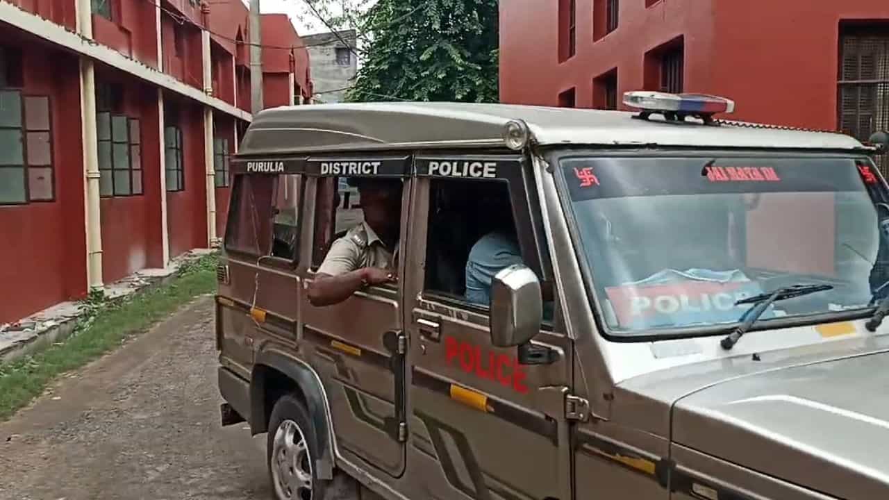 Physical Harassment: ছাত্রীদের ডার্লিং বলে ডাক, শ্লীলতাহানির অভিযোগ উঠতেই গ্রেফতার স্কুলের প্রধান শিক্ষক Physical Harassment: ছাত্রীদের ডার্লিং বলে ডাক, শ্লীলতাহানির অভিযোগ উঠতেই গ্রেফতার স্কুলের প্রধান শিক্ষক