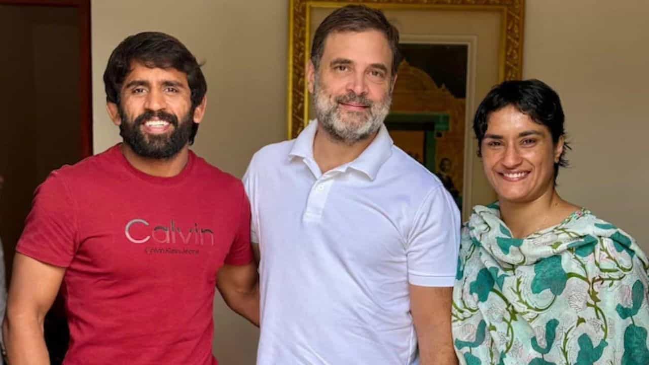 Vinesh and Bajrang join Congress: কুস্তির ময়দান থেকে এবার রাজনীতির ময়দানে, রাহুলের পাশে বিনেশ-বজরং Vinesh and Bajrang join Congress: কুস্তির ময়দান থেকে এবার রাজনীতির ময়দানে, রাহুলের পাশে বিনেশ-বজরং