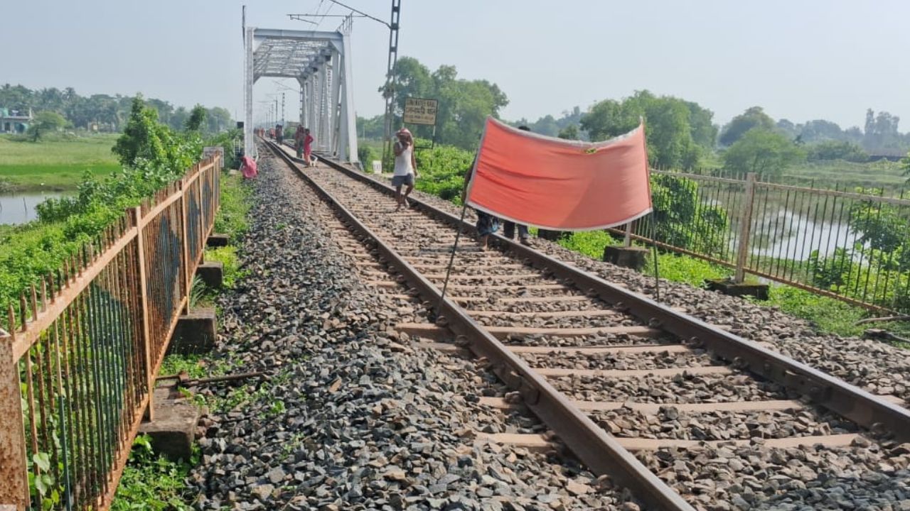 Ramnagar: ব্রিজ দিয়ে যাচ্ছিলেন শুভদীপ, চলে এল ট্রেন, রেললাইনেই ছটফট করতে-করতে শেষ প্রাণ Ramnagar: ব্রিজ দিয়ে যাচ্ছিলেন শুভদীপ, চলে এল ট্রেন, রেললাইনেই ছটফট করতে-করতে শেষ প্রাণ