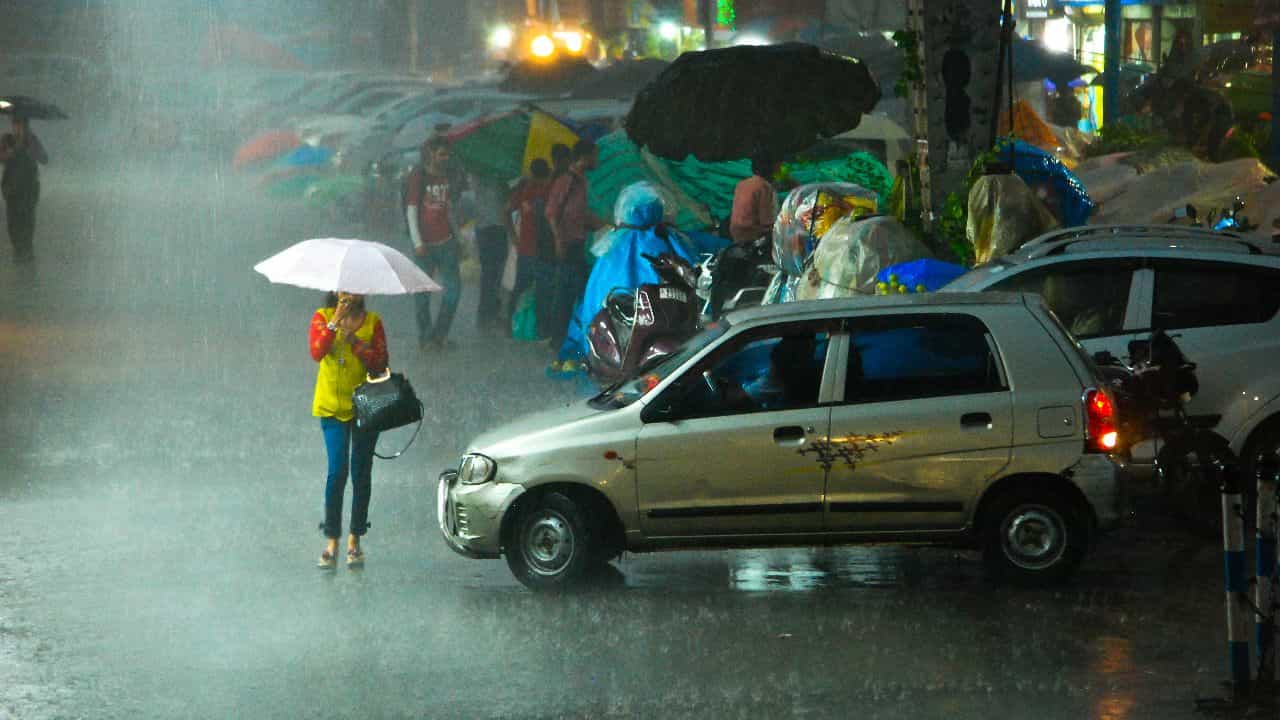 Rain Forecast: ঘূর্ণিঝড়ের হাত থেকে রেহাই মিললেও ৪ জেলায় বৃষ্টির পূর্বাভাস, কপালে চিন্তার ভাঁজ চওড়া হচ্ছে আলু চাষিদের Rain Forecast: ঘূর্ণিঝড়ের হাত থেকে রেহাই মিললেও ৪ জেলায় বৃষ্টির পূর্বাভাস, কপালে চিন্তার ভাঁজ চওড়া হচ্ছে আলু চাষিদের