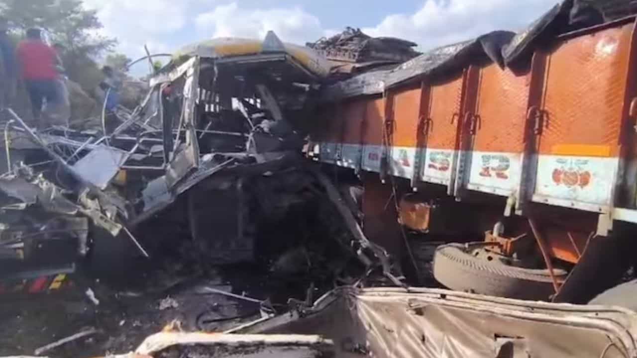 Road accident: লরির সঙ্গে সংঘর্ষে দুমড়ে-মুচড়ে গেল বাস, বের করা হল একের পর এক দেহ Road accident: লরির সঙ্গে সংঘর্ষে দুমড়ে-মুচড়ে গেল বাস, বের করা হল একের পর এক দেহ