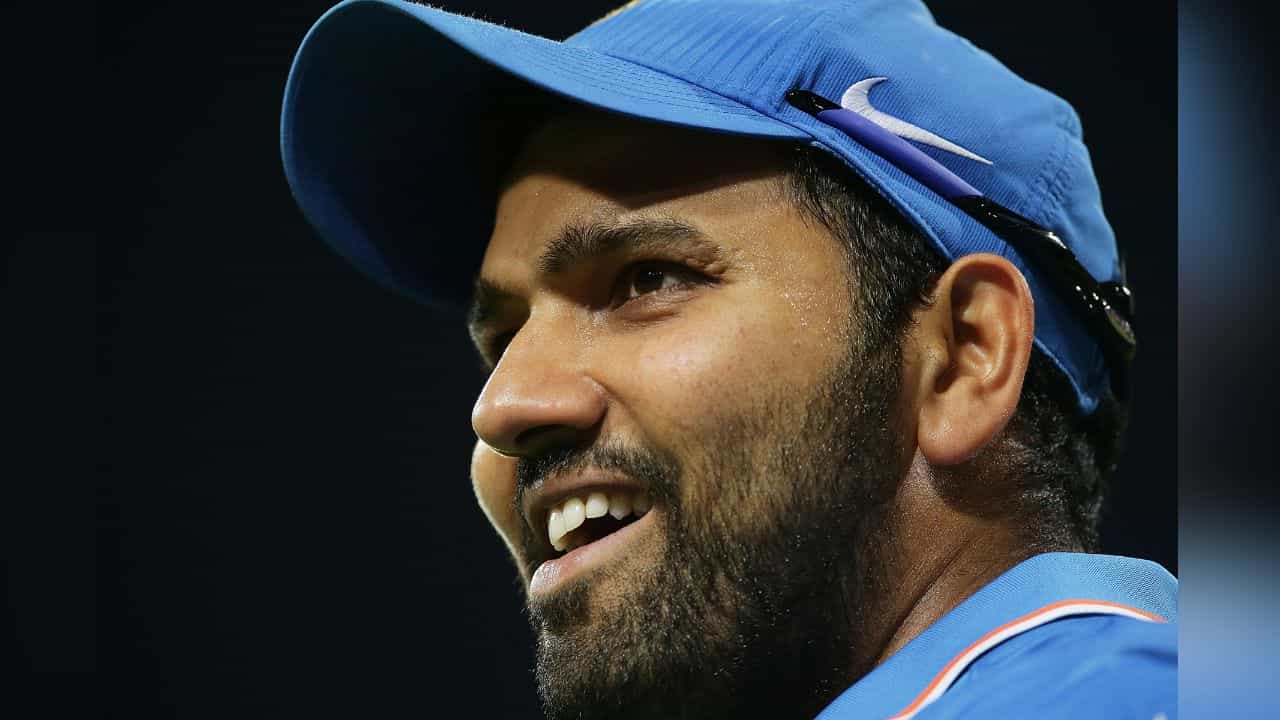 Rohit Sharma: আমাকে বিয়ে করবে... লাল গোলাপ দিয়ে বিমানবন্দরে কাকে বললেন রোহিত শর্মা? Rohit Sharma: আমাকে বিয়ে করবে... লাল গোলাপ দিয়ে বিমানবন্দরে কাকে বললেন রোহিত শর্মা?
