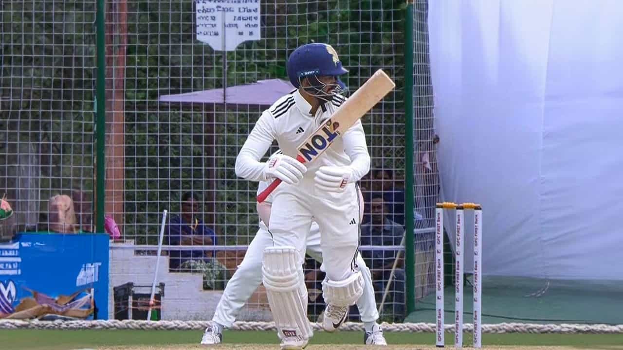 Duleep Trophy 2024: মুকেশ-রাহুলের ৪, ঋতুদের রানের পাহাড় টপকাতে পারবেন রিঙ্কুরা? Duleep Trophy 2024: মুকেশ-রাহুলের ৪, ঋতুদের রানের পাহাড় টপকাতে পারবেন রিঙ্কুরা?