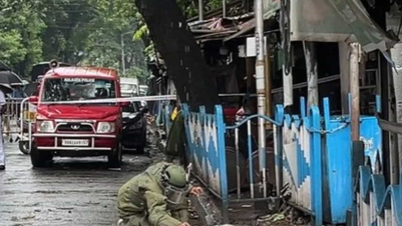 Blast In Kolkata: SN ব্যানার্জী রোডে বিস্ফোরণ, হাতের কবজি উড়ল ব্যক্তির Blast In Kolkata: SN ব্যানার্জী রোডে বিস্ফোরণ, হাতের কবজি উড়ল ব্যক্তির