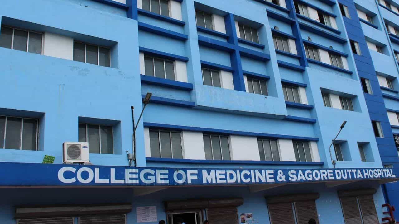 Sagar Dutta medical college: রোগীমৃত্যুতে চিকিৎসকদের উপর হামলার অভিযোগ, সাগর দত্তে কর্মবিরতির ডাক জুনিয়র ডাক্তারদের Sagar Dutta medical college: রোগীমৃত্যুতে চিকিৎসকদের উপর হামলার অভিযোগ, সাগর দত্তে কর্মবিরতির ডাক জুনিয়র ডাক্তারদের
