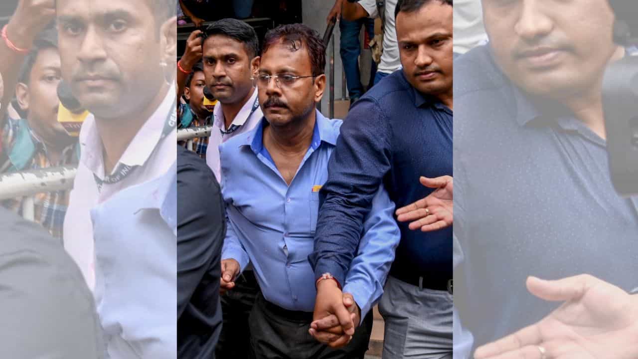 Sandip Ghosh: জিজ্ঞাসাবাদ থেকে রেহাই পেলেন না সন্দীপ ঘোষের বাবা-মা, ডেকে পাঠানো হল দিল্লি থেকে Sandip Ghosh: জিজ্ঞাসাবাদ থেকে রেহাই পেলেন না সন্দীপ ঘোষের বাবা-মা, ডেকে পাঠানো হল দিল্লি থেকে