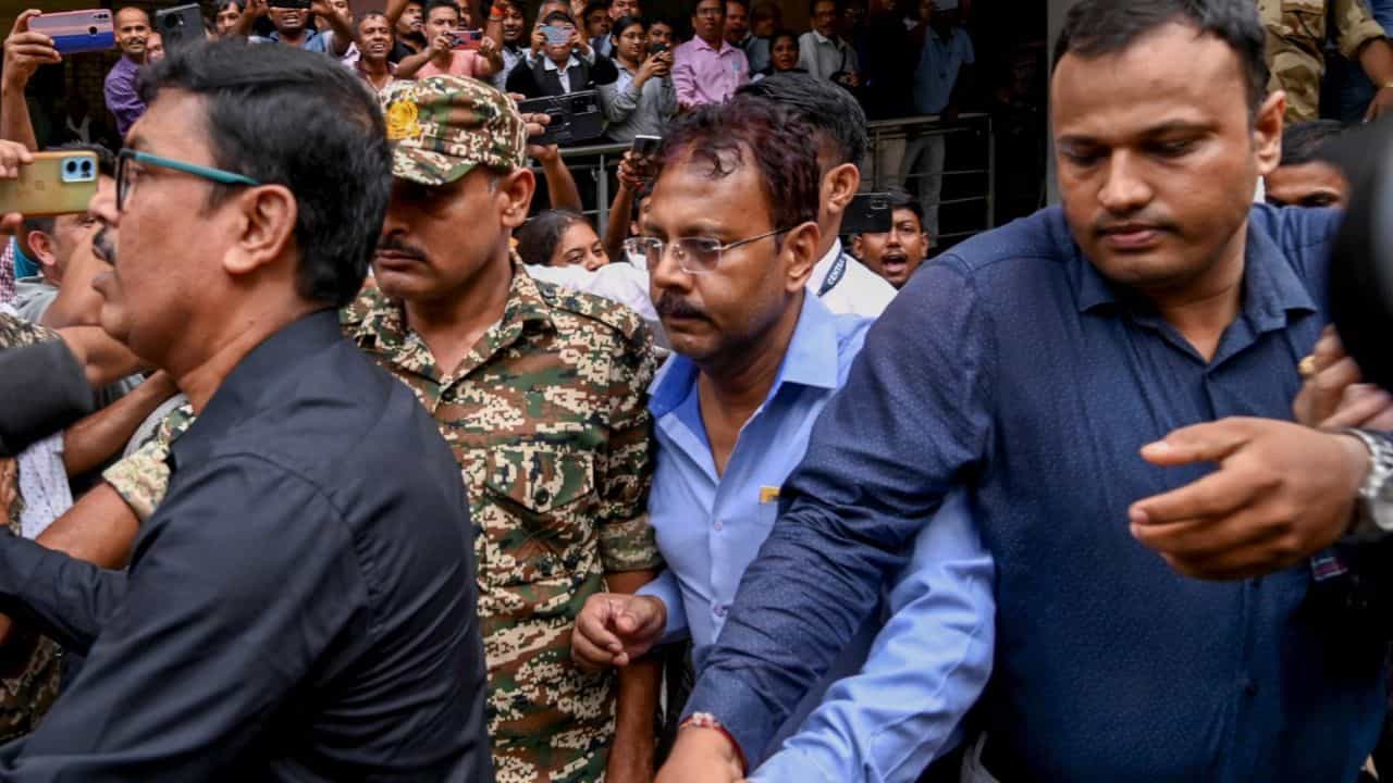 Sandip Ghosh: সংসারে অনটন! FD ভাঙতে চেয়েও বেকায়দায় সন্দীপ Sandip Ghosh: সংসারে অনটন! FD ভাঙতে চেয়েও বেকায়দায় সন্দীপ