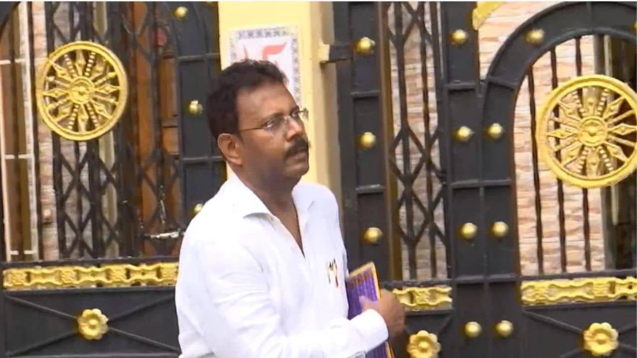 Sandip Ghosh: আবারও স্বমহিমায় ফিরে এলেন সন্দীপ, আদৌ বাতিল হয়েছে তো রেজিস্ট্রেশন?