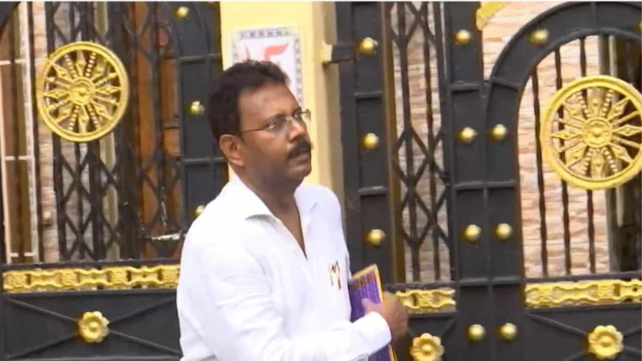 Sandip Ghosh: আবারও 'স্বমহিমায়' ফিরে এলেন সন্দীপ, আদৌ বাতিল হয়েছে তো রেজিস্ট্রেশন? Sandip Ghosh: আবারও 'স্বমহিমায়' ফিরে এলেন সন্দীপ, আদৌ বাতিল হয়েছে তো রেজিস্ট্রেশন?