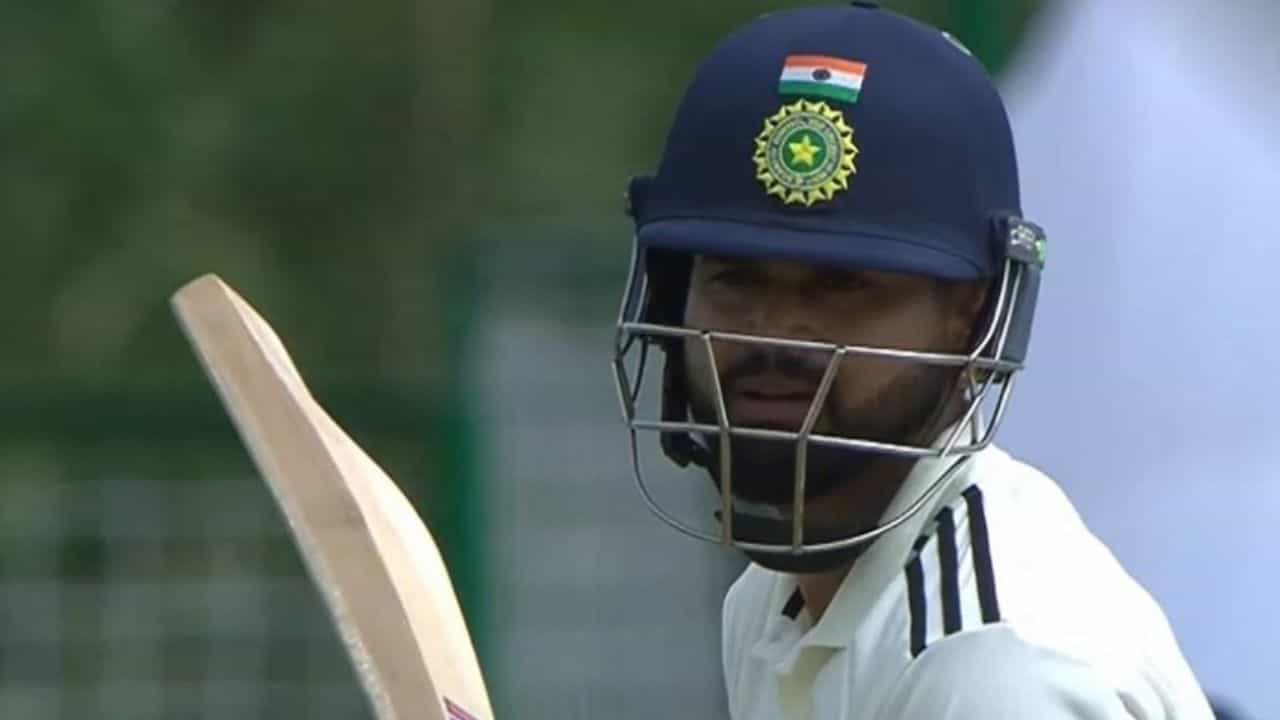 Shreyas Iyer: দুই অঙ্কের রানও করতে পারলেন না শ্রেয়স, বাংলাদেশ সিরিজের স্কোয়াডে জায়গা কি টলমল? Shreyas Iyer: দুই অঙ্কের রানও করতে পারলেন না শ্রেয়স, বাংলাদেশ সিরিজের স্কোয়াডে জায়গা কি টলমল?
