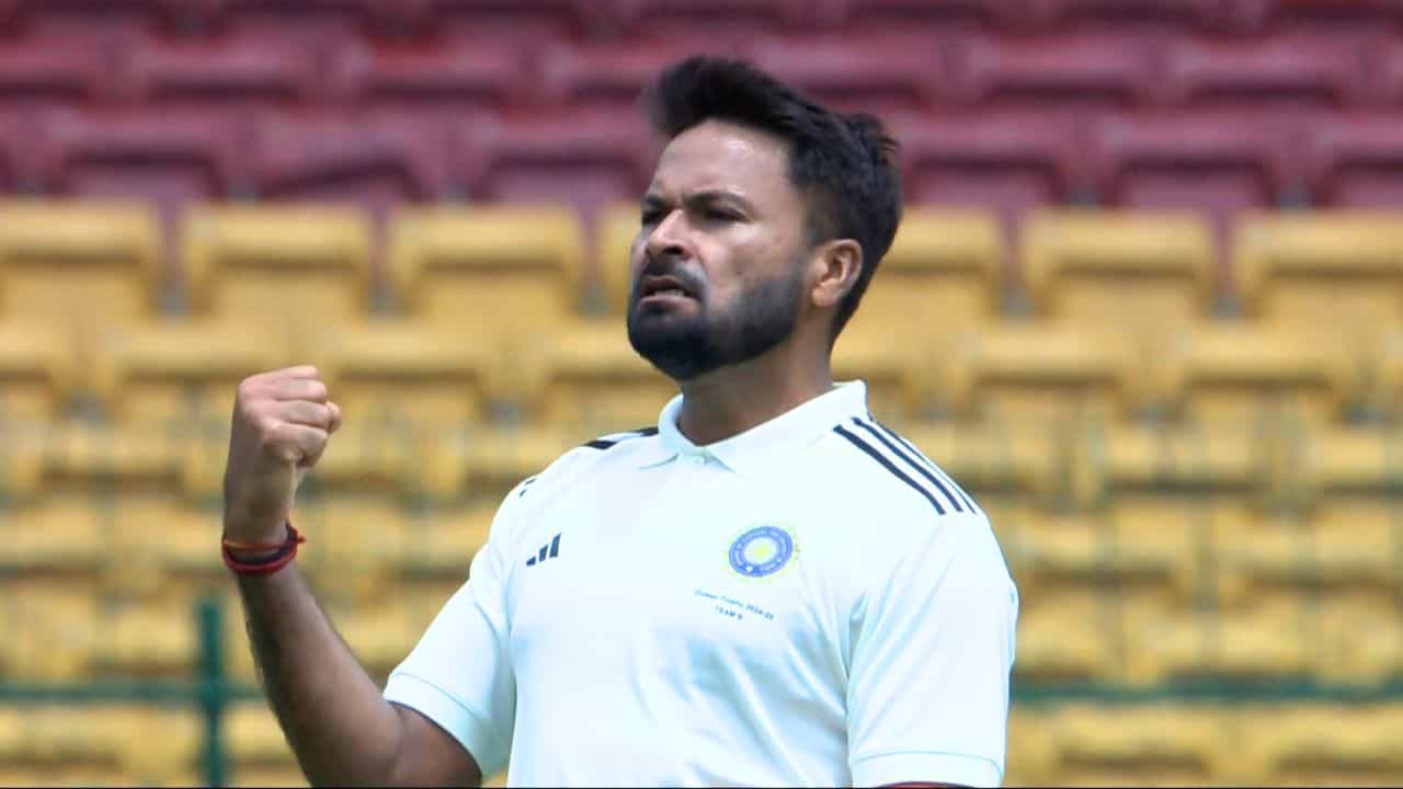 Duleep Trophy 2024: বল হাতে মুকেশের কামাল, গিলের টিমের দুর্দশা; কেউ করতে পারলেন না হাফসেঞ্চুরি Duleep Trophy 2024: বল হাতে মুকেশের কামাল, গিলের টিমের দুর্দশা; কেউ করতে পারলেন না হাফসেঞ্চুরি