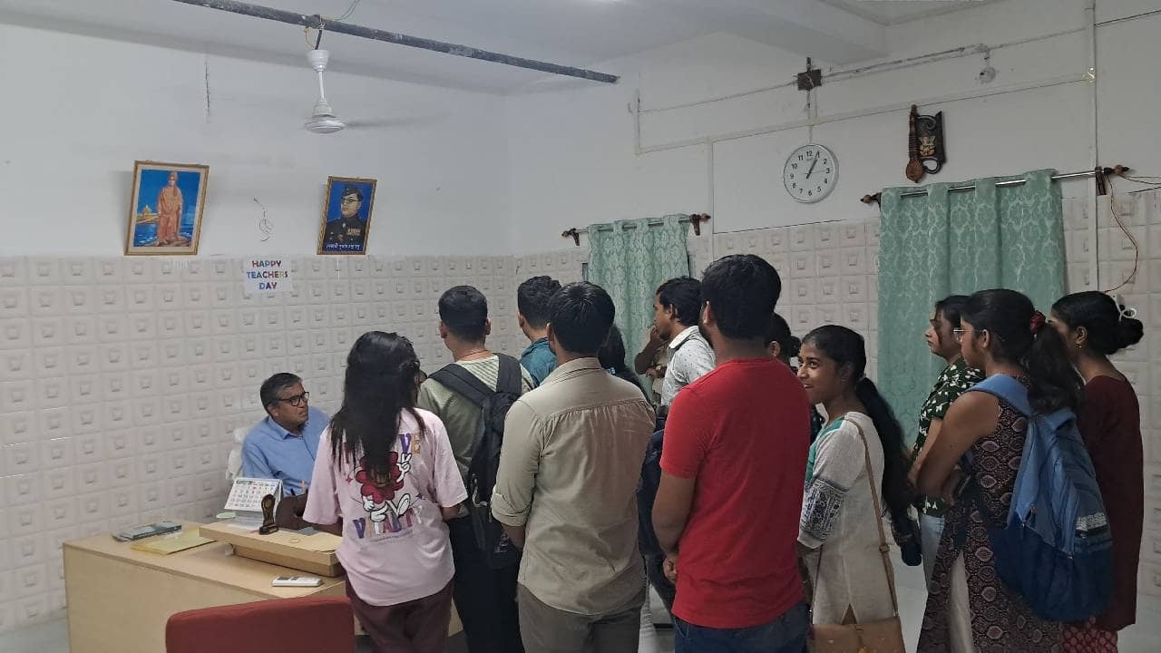 Balurghat: দু’মাসের বেতন বাকি, প্রতিবাদে কাজ ‘বন্ধ’ অধ্যাপকদের, রেজাল্ট না পেয়ে ফাঁপড়ে পড়ুয়ারা