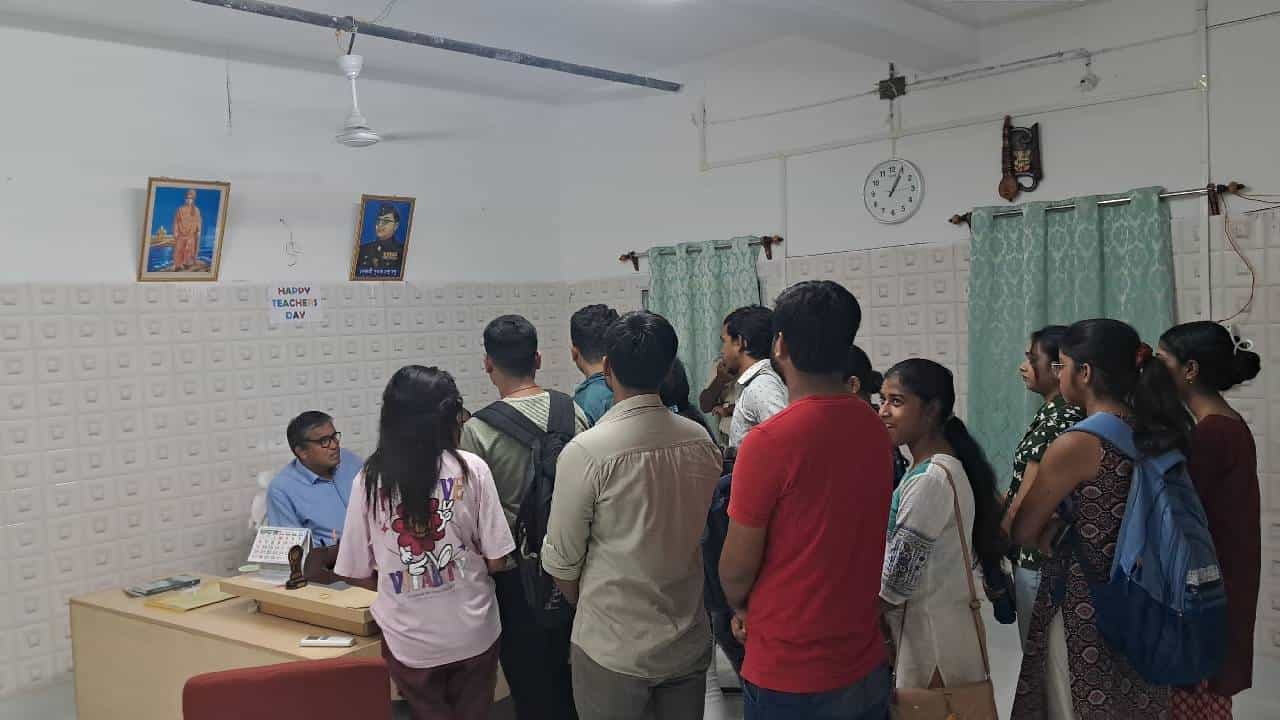 Balurghat: দু’মাসের বেতন বাকি, প্রতিবাদে কাজ ‘বন্ধ’ অধ্যাপকদের, রেজাল্ট না পেয়ে ফাঁপড়ে পড়ুয়ারা Balurghat: দু’মাসের বেতন বাকি, প্রতিবাদে কাজ ‘বন্ধ’ অধ্যাপকদের, রেজাল্ট না পেয়ে ফাঁপড়ে পড়ুয়ারা