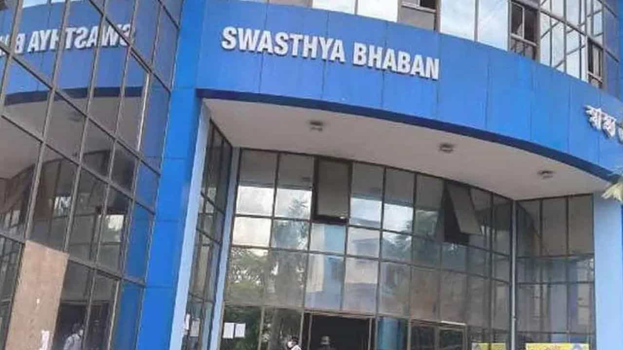 Swasthya Bhaban: আন্দোলনের মাঝেই এবার সিনিয়র চিকিৎসকদের 'বন্ড' নিয়ে প্রশ্ন তুলল স্বাস্থ্য দফতর Swasthya Bhaban: আন্দোলনের মাঝেই এবার সিনিয়র চিকিৎসকদের 'বন্ড' নিয়ে প্রশ্ন তুলল স্বাস্থ্য দফতর