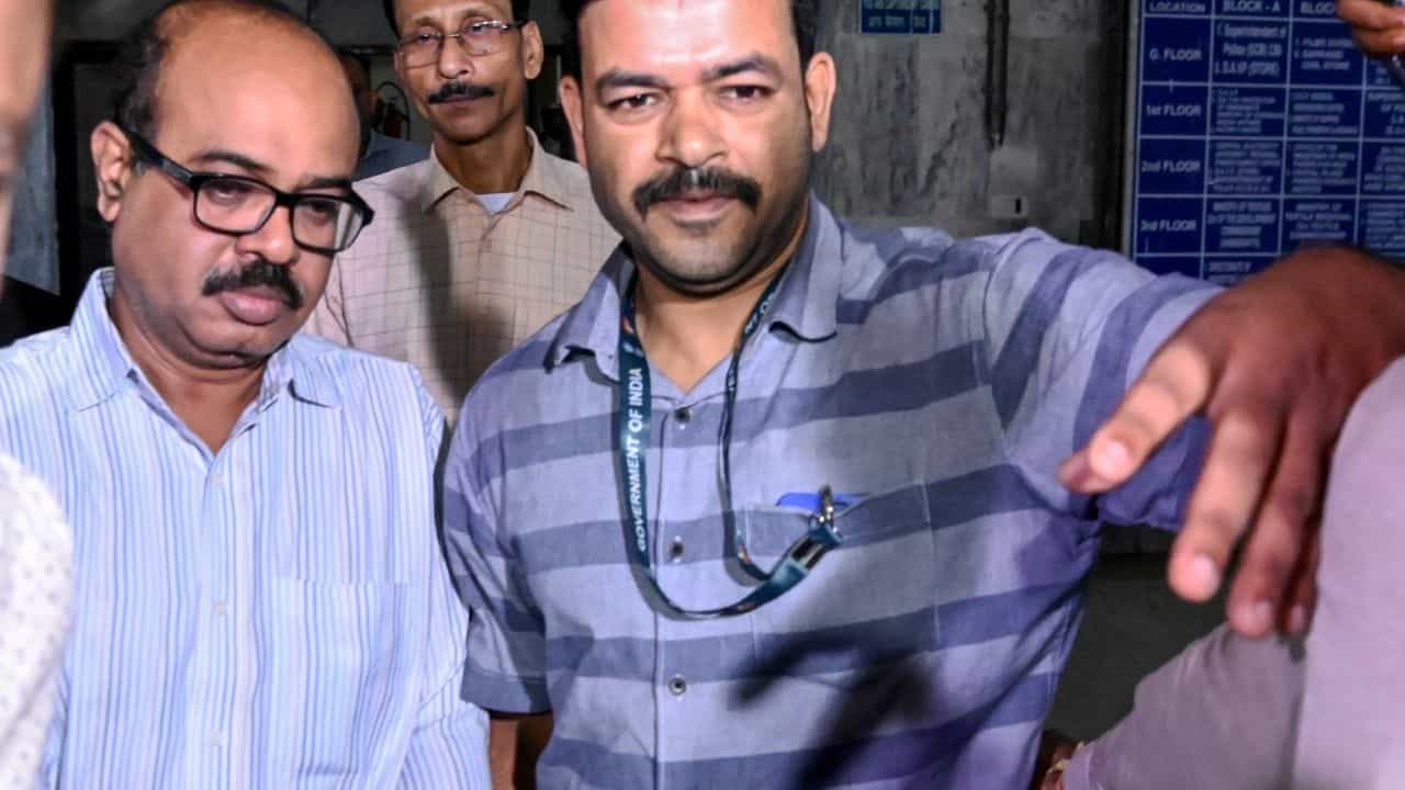 CBI On R G Kar: 'প্রমাণ আছে', সেই রাতে ঠিক কোন কাজ করেন টালার প্রাক্তন OC? আদালতে সবটা ফাঁস করল CBI CBI On R G Kar: 'প্রমাণ আছে', সেই রাতে ঠিক কোন কাজ করেন টালার প্রাক্তন OC? আদালতে সবটা ফাঁস করল CBI