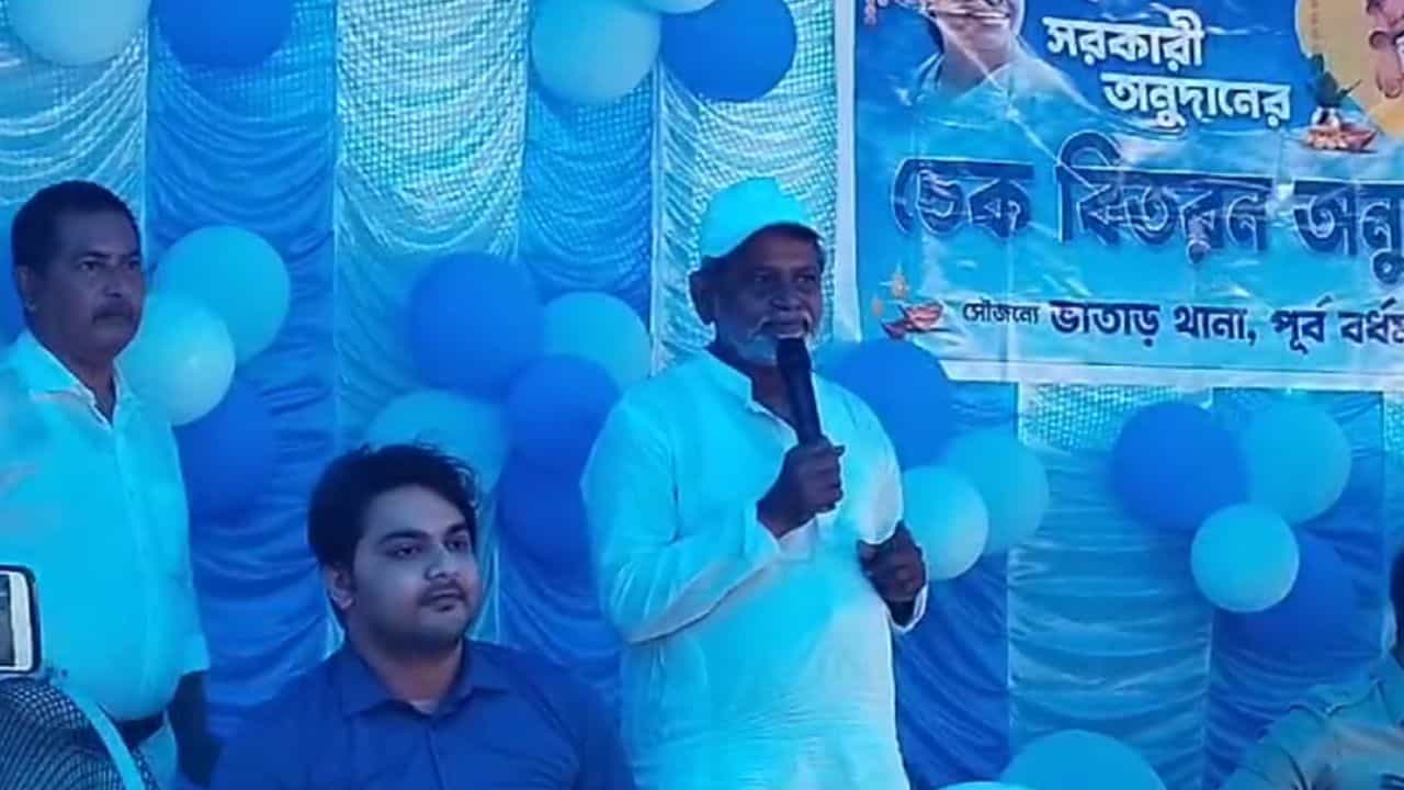 TMC: দুর্গাপুজোর অনুদান নিলে প্যান্ডেলে টাঙাতে হবে মমতার ছবি, নিদান দিলেন TMC বিধায়ক TMC: দুর্গাপুজোর অনুদান নিলে প্যান্ডেলে টাঙাতে হবে মমতার ছবি, নিদান দিলেন TMC বিধায়ক