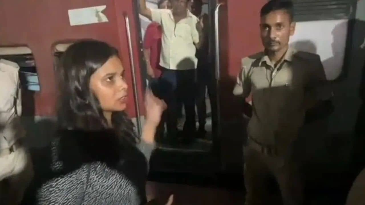 টিকিটের নামে বাথরুমের কাছে ডেকেছিল TTE, সেখানেই জড়িয়ে ধরে...যাত্রীর সঙ্গে চরম অভব্যতা, শেষে যা হল