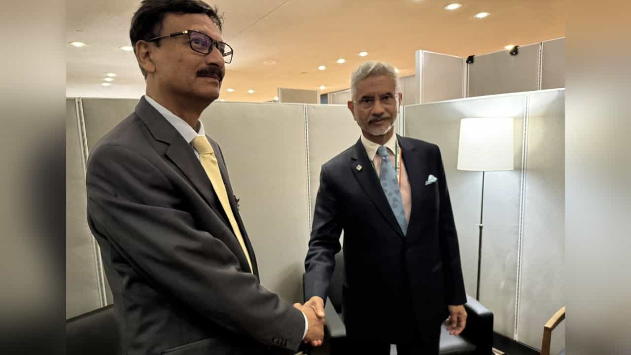 India-Bangladesh: মোদীকে না পেয়ে জয়শঙ্করের সঙ্গে বৈঠক বাংলাদেশের, হাসিনা নিয়ে কী কথা হল? India-Bangladesh: মোদীকে না পেয়ে জয়শঙ্করের সঙ্গে বৈঠক বাংলাদেশের, হাসিনা নিয়ে কী কথা হল?
