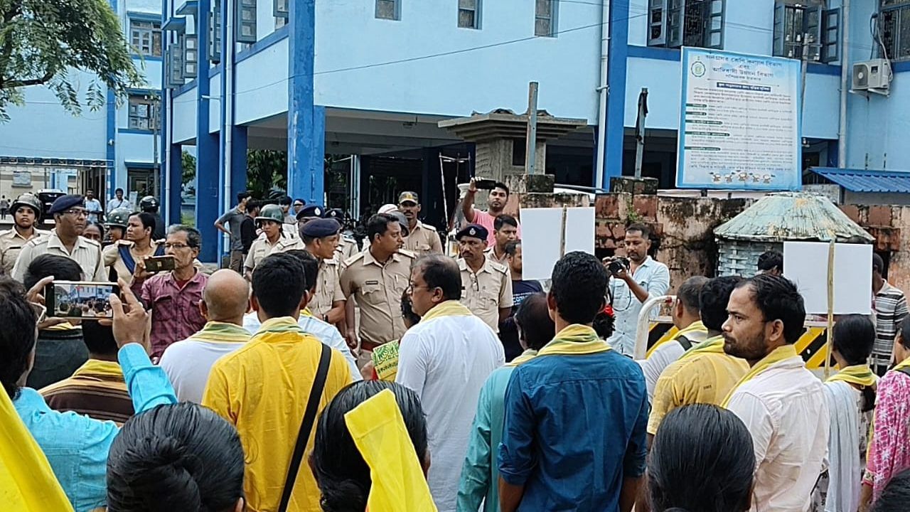 Balurghat: টানা ১০ মাস বেতন পাচ্ছেন না শিক্ষক-শিক্ষিকারা, কিন্তু কেন? বাধ্য হয়ে রাস্তায় Balurghat: টানা ১০ মাস বেতন পাচ্ছেন না শিক্ষক-শিক্ষিকারা, কিন্তু কেন? বাধ্য হয়ে রাস্তায়