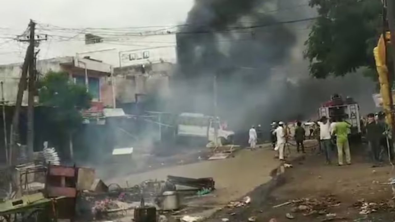 আদিবাসী মহিলাকে ধর্ষণের চেষ্টা অটোচালকের, বিক্ষোভে জ্বলে উঠল তেলঙ্গানা, পুড়িয়ে দেওয়া হল বাড়ি-দোকান আদিবাসী মহিলাকে ধর্ষণের চেষ্টা অটোচালকের, বিক্ষোভে জ্বলে উঠল তেলঙ্গানা, পুড়িয়ে দেওয়া হল বাড়ি-দোকান