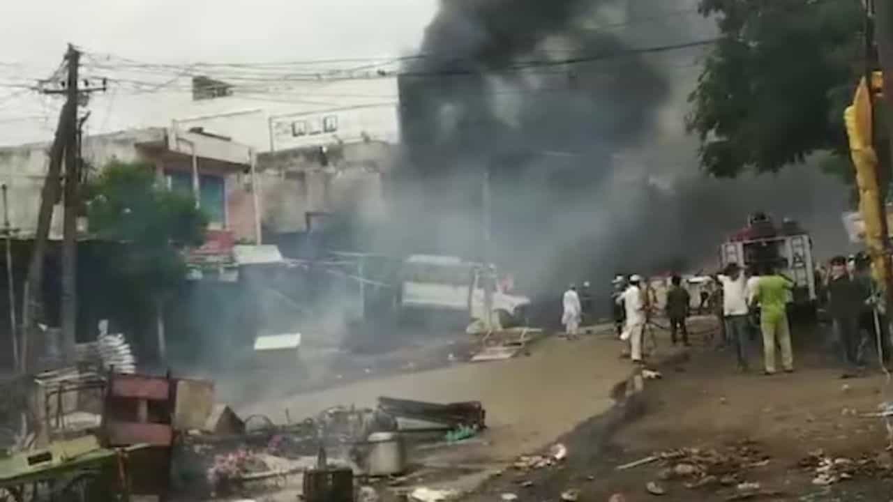 আদিবাসী মহিলাকে ধর্ষণের চেষ্টা অটোচালকের, বিক্ষোভে জ্বলে উঠল তেলঙ্গানা, পুড়িয়ে দেওয়া হল বাড়ি-দোকান আদিবাসী মহিলাকে ধর্ষণের চেষ্টা অটোচালকের, বিক্ষোভে জ্বলে উঠল তেলঙ্গানা, পুড়িয়ে দেওয়া হল বাড়ি-দোকান