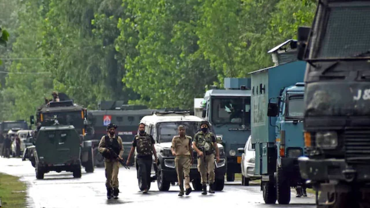 Terrorists killed: ভোটের আগে জম্মু ও কাশ্মীরে সন্ত্রাসের ছক? নিরাপত্তা বাহিনীর সঙ্গে লড়াইয়ে নিকেশ ৩ জঙ্গি