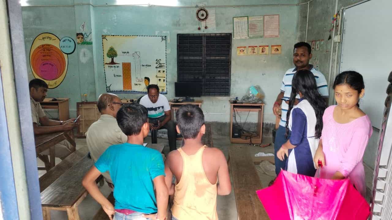Theft in School: এ কী অবস্থা! সাতসকালে স্কুলের অবস্থা দেখে হতবাক গোটা এলাকা Theft in School: এ কী অবস্থা! সাতসকালে স্কুলের অবস্থা দেখে হতবাক গোটা এলাকা