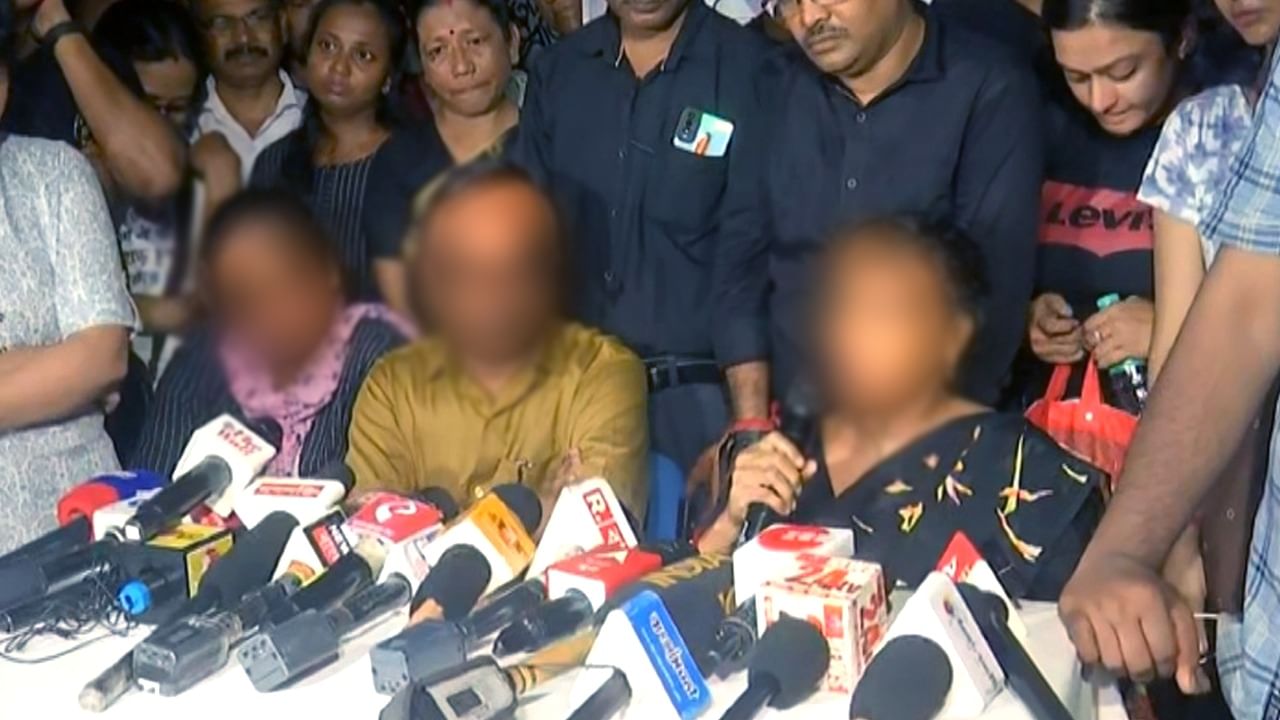 Tilottama's Mother's Reaction: 'সেই রাতে আমার মেয়েটা হয়ত মা-মা বলে চিৎকার করছিল, আমি শুনতেও পাইনি', বলতে-বলতেই গলা ধরে এল তিলোত্তমার মায়ের Tilottama's Mother's Reaction: 'সেই রাতে আমার মেয়েটা হয়ত মা-মা বলে চিৎকার করছিল, আমি শুনতেও পাইনি', বলতে-বলতেই গলা ধরে এল তিলোত্তমার মায়ের