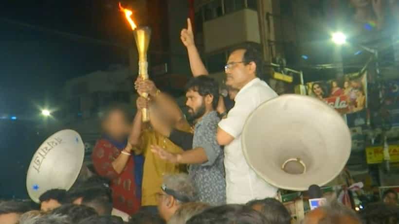 Tilottoma Case: রাত তখন আড়াইটে, রাজপথে দাঁড়িয়ে মশাল হাতে ফের একবার গর্জে উঠলেন তিলোত্তমার মা-বাবা