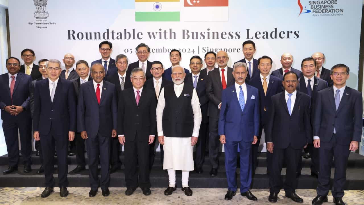 Modi in Singapore: মোদীর সঙ্গে সাক্ষাৎ, ভারতে বড় লগ্নি করতে চলেছেন সিঙ্গাপুরের শিল্পপতিরা Modi in Singapore: মোদীর সঙ্গে সাক্ষাৎ, ভারতে বড় লগ্নি করতে চলেছেন সিঙ্গাপুরের শিল্পপতিরা