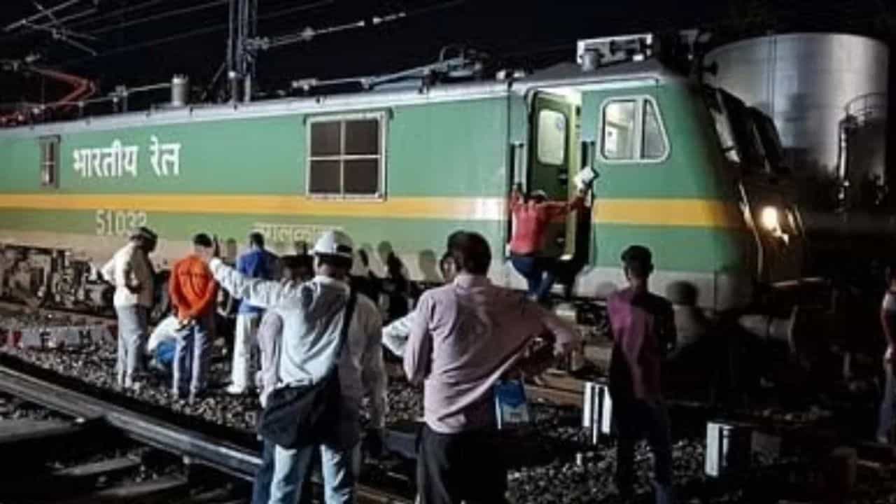 Train Accident: এবার হড়কে গেল ইঞ্জিন! এক সপ্তাহে দু'বার দুর্ঘটনা, এই ট্রাকেই কি তাহলে... Train Accident: এবার হড়কে গেল ইঞ্জিন! এক সপ্তাহে দু'বার দুর্ঘটনা, এই ট্রাকেই কি তাহলে...