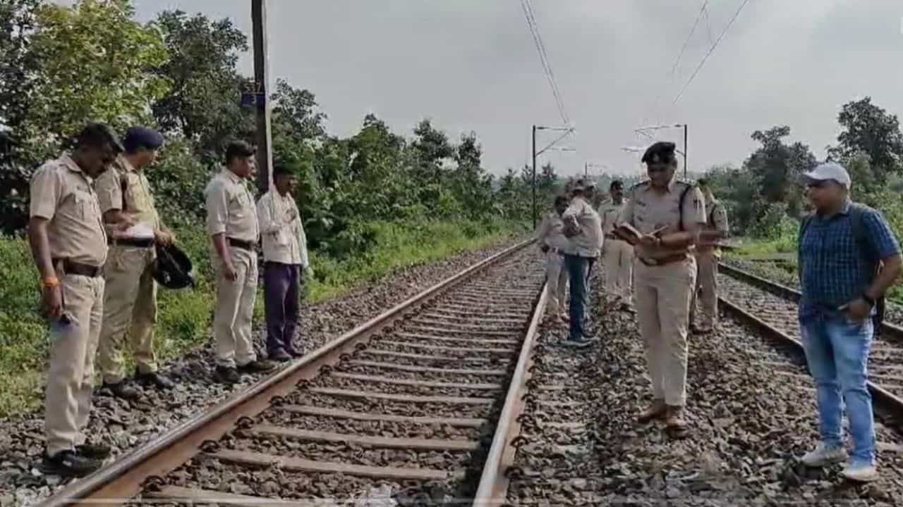 Train Blast Plot: এবার আর রাখ-ঢাক না, রেললাইনে পুঁতে রেখেছিল ১০টা ডেটোনেটর, উড়ে যেত সেনা ভর্তি গোটা ট্রেনই! Train Blast Plot: এবার আর রাখ-ঢাক না, রেললাইনে পুঁতে রেখেছিল ১০টা ডেটোনেটর, উড়ে যেত সেনা ভর্তি গোটা ট্রেনই!