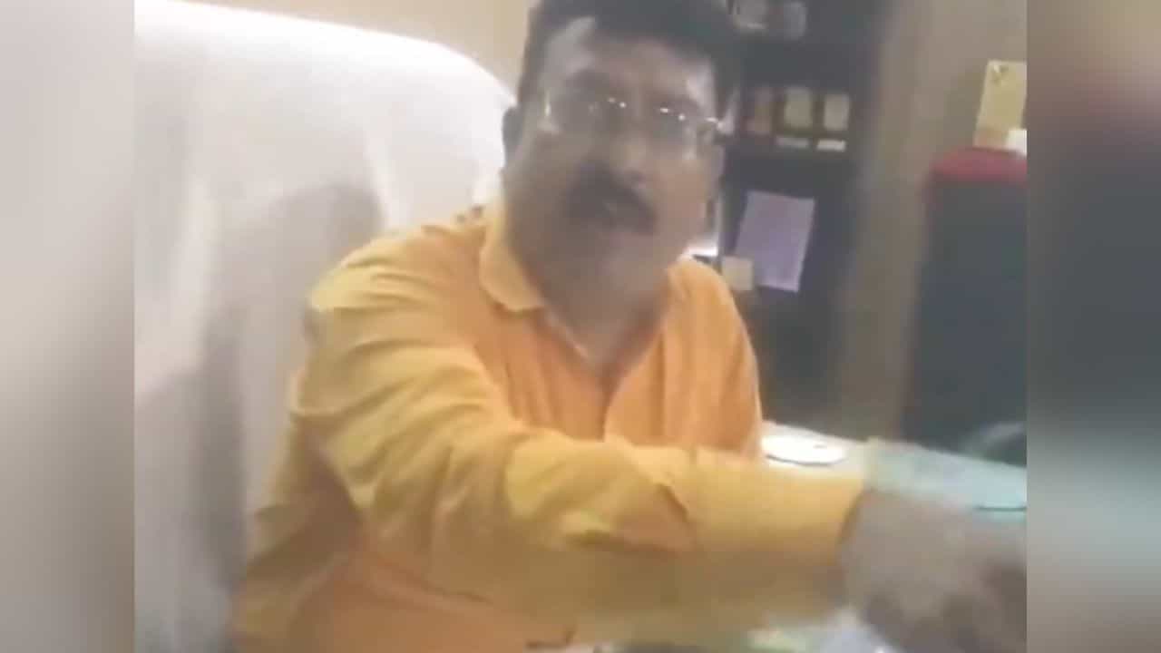 VIDEO: 'বড় হয়ে মন্দির ভাঙতে পারে', নার্সারির পড়ুয়াকে পড়াতে অস্বীকার, সাসপেন্ড করল প্রিন্সিপাল! VIDEO: 'বড় হয়ে মন্দির ভাঙতে পারে', নার্সারির পড়ুয়াকে পড়াতে অস্বীকার, সাসপেন্ড করল প্রিন্সিপাল!