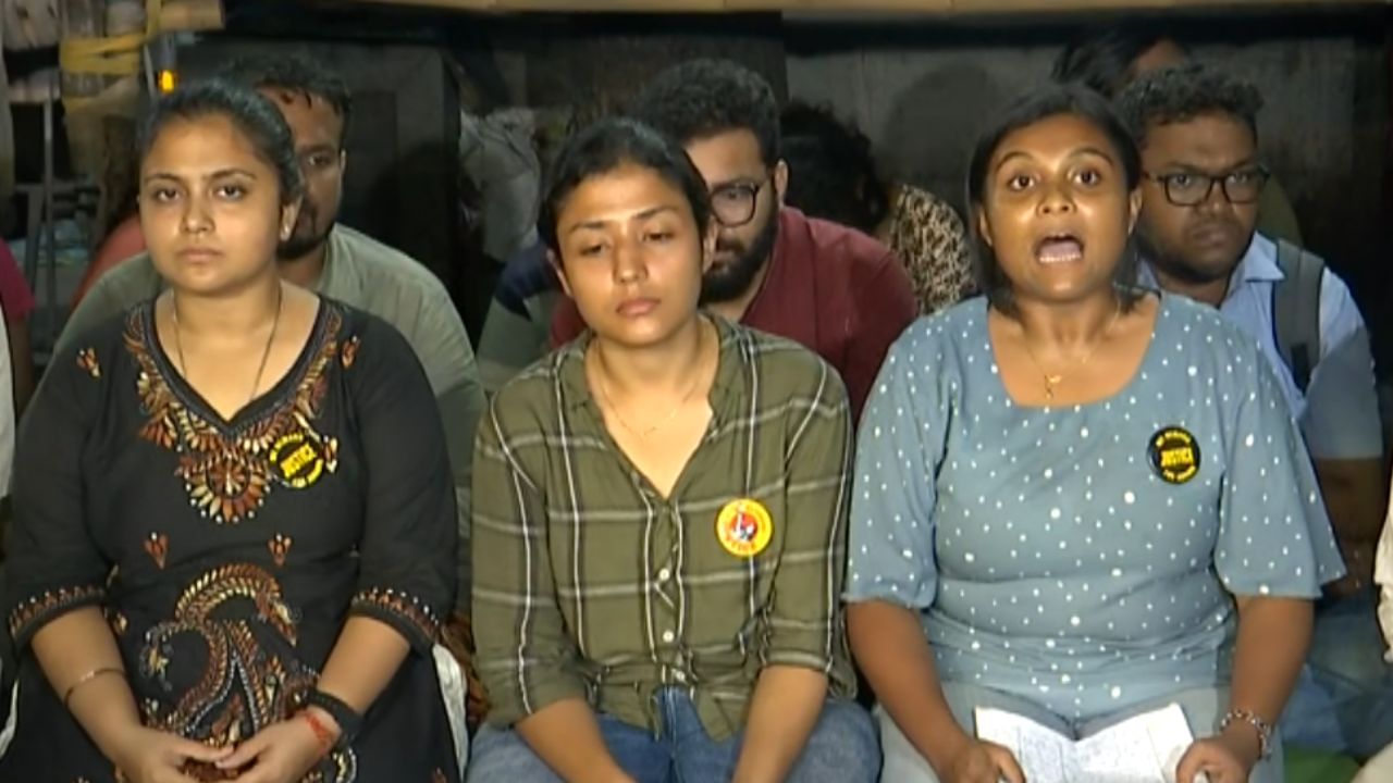 Doctor's Protest: ২৭ সেপ্টেম্বর! দিয়ে রাখলেন ডেডলাইন, না হলে আবারও কর্মবিরতিতে যেতে পারেন আন্দোলনকারী জুনিয়র চিকিৎসকরা Doctor's Protest: ২৭ সেপ্টেম্বর! দিয়ে রাখলেন ডেডলাইন, না হলে আবারও কর্মবিরতিতে যেতে পারেন আন্দোলনকারী জুনিয়র চিকিৎসকরা