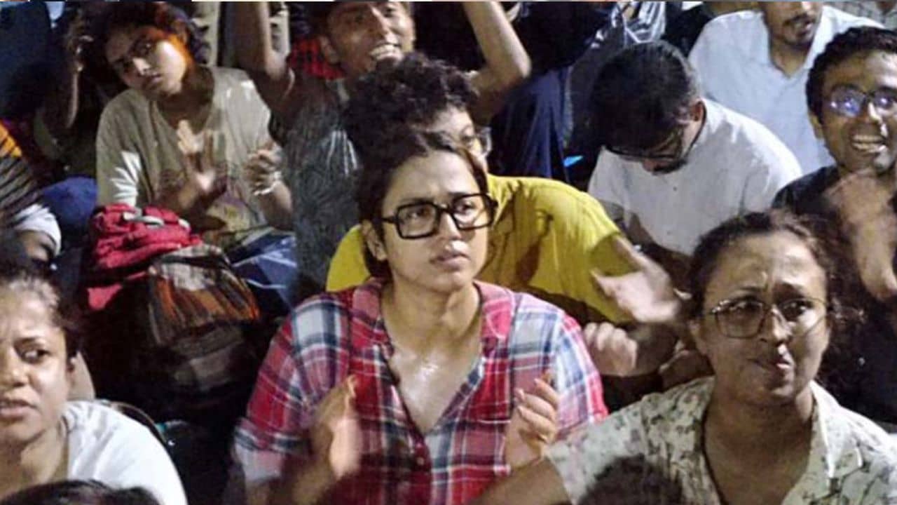 কোথা থেকে এত জল আসছে? মিছিলে বসে এক অন্য ছবি দেখলেন সোহিনী