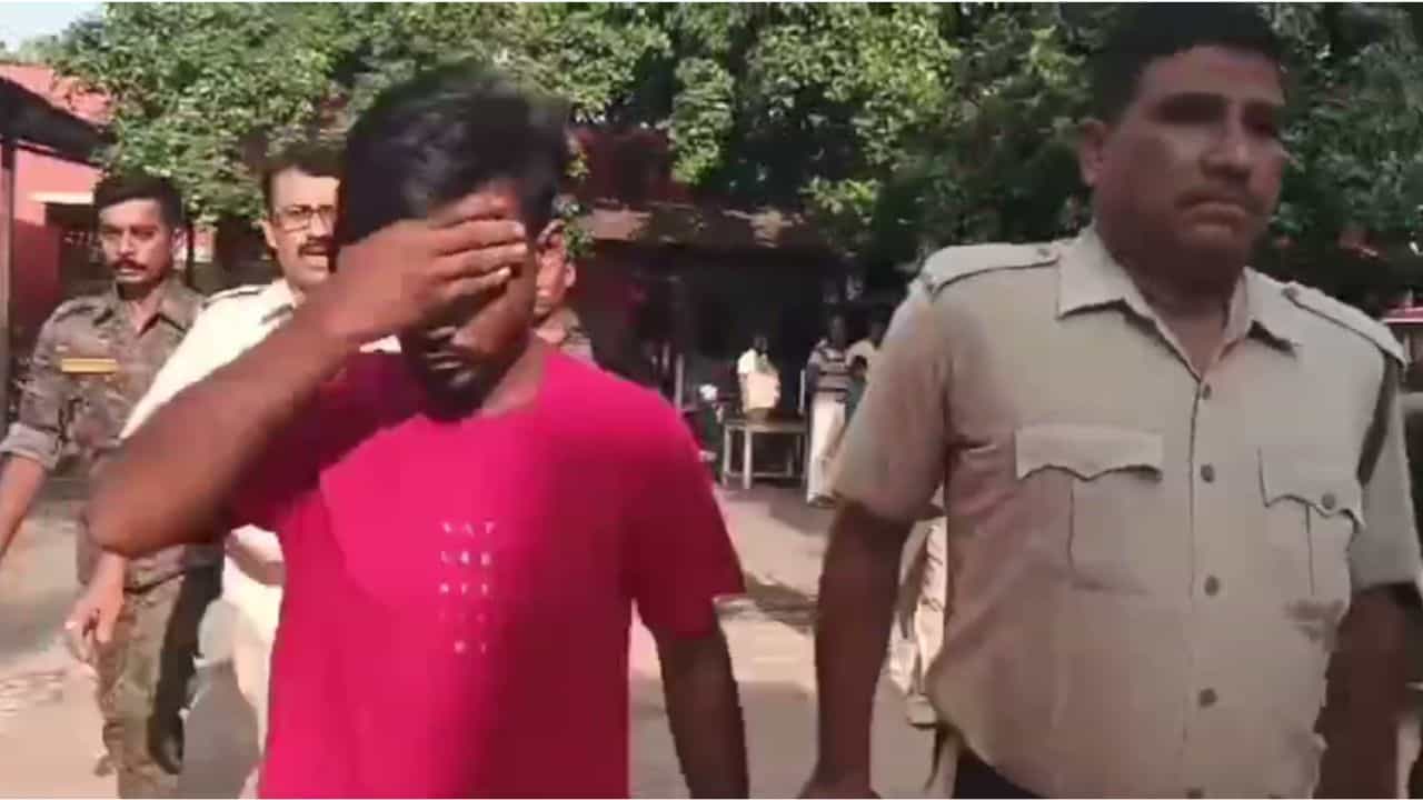 Minor Girl Murder: পালিয়েও হল না লাভ, চলন্ত বাসে নাবালিকাকে কোপানোর অভিযোগে গ্রেফতার আজিজুল Minor Girl Murder: পালিয়েও হল না লাভ, চলন্ত বাসে নাবালিকাকে কোপানোর অভিযোগে গ্রেফতার আজিজুল