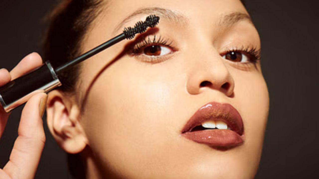Makeup Items: পুজোয় মেকআপের সরঞ্জাম কিনছেন? ৩ টিপস মাথায় না রাখলেই বিপদ Makeup Items: পুজোয় মেকআপের সরঞ্জাম কিনছেন? ৩ টিপস মাথায় না রাখলেই বিপদ