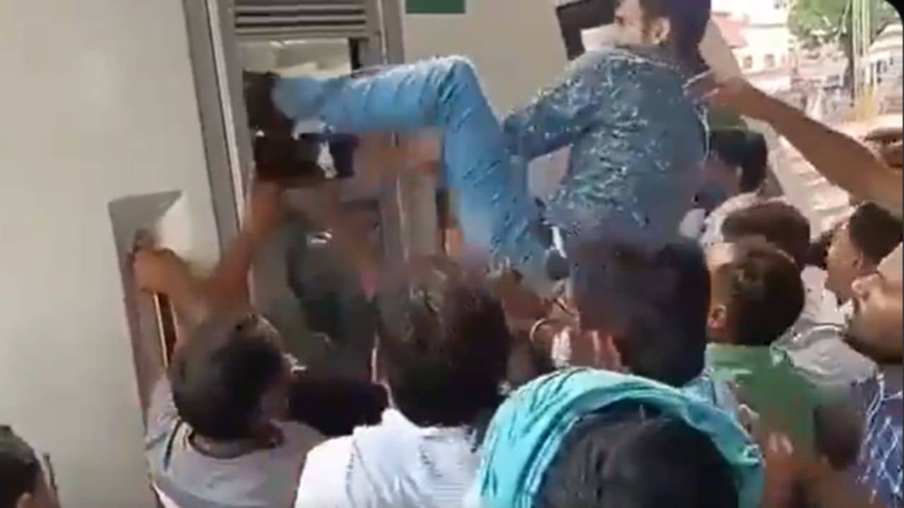 VIDEO: তুই সর, আমি চালাব, কে চালাবে বন্দে ভারত, তা নিয়েই মারপিট লাগল লোকো পাইলটদের মধ্যে